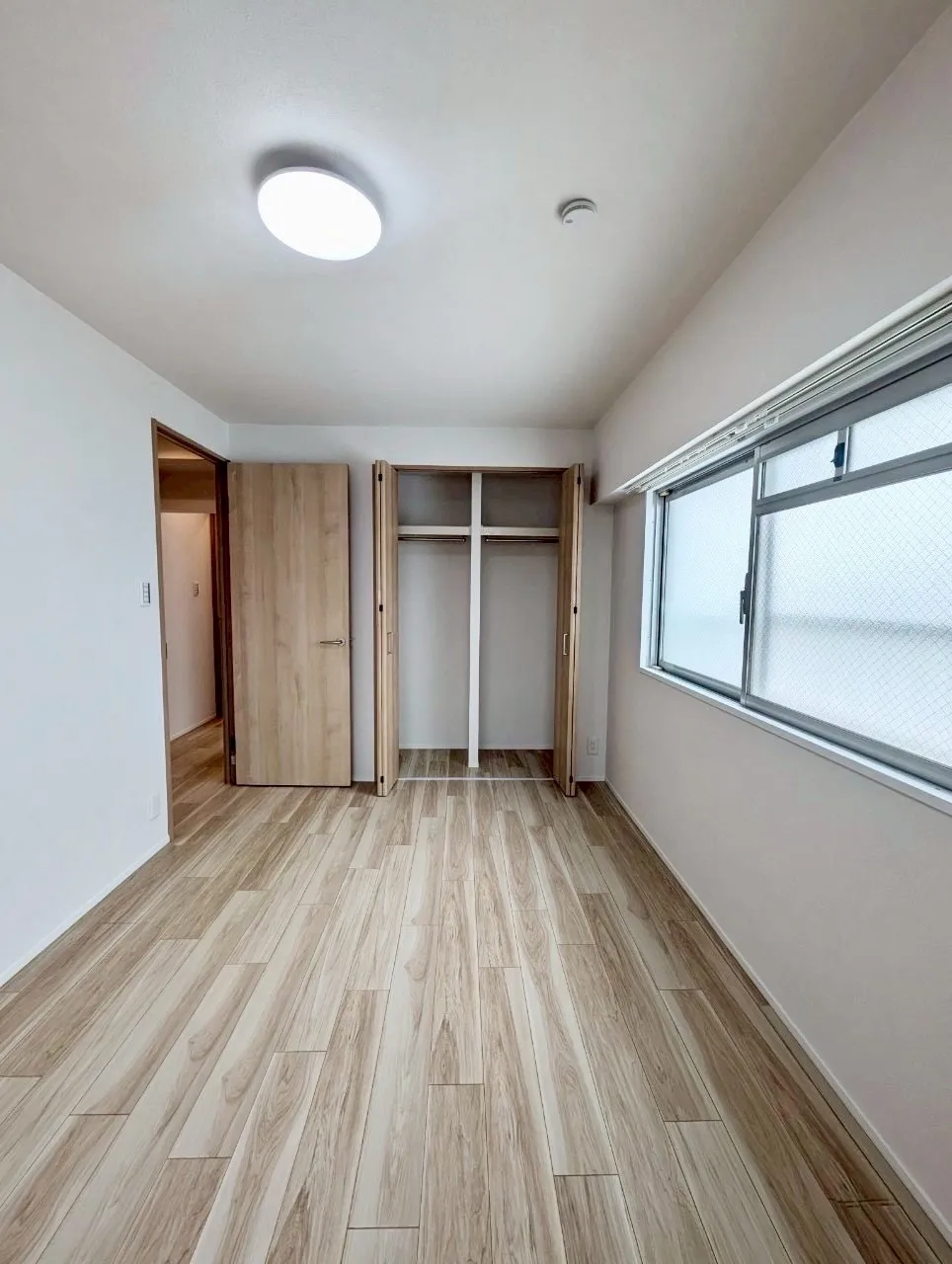 大容量の収納付きのお部屋です。 角部屋なので窓があるので居室も日当たり良好です。