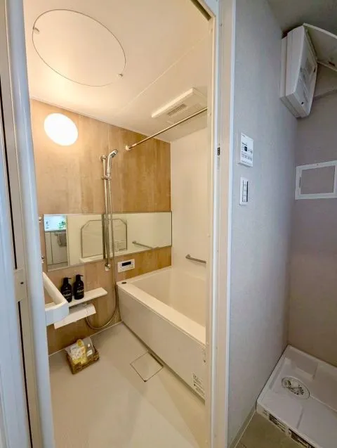 浴室乾燥機付きです。 雨でお洗濯が乾かない時も安心です。 ワイドタイプの鏡付きのバスルームです。
