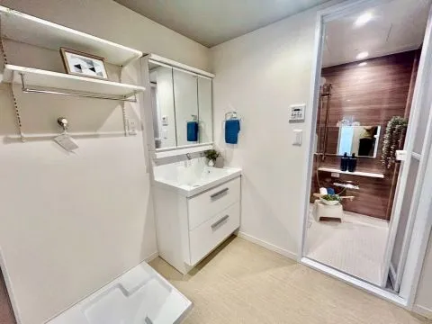 洗濯機置き場上の棚は嬉しいスペースですね♪キッチンからダイレクトに洗面所に来れるので導線が良く家事も楽々♪