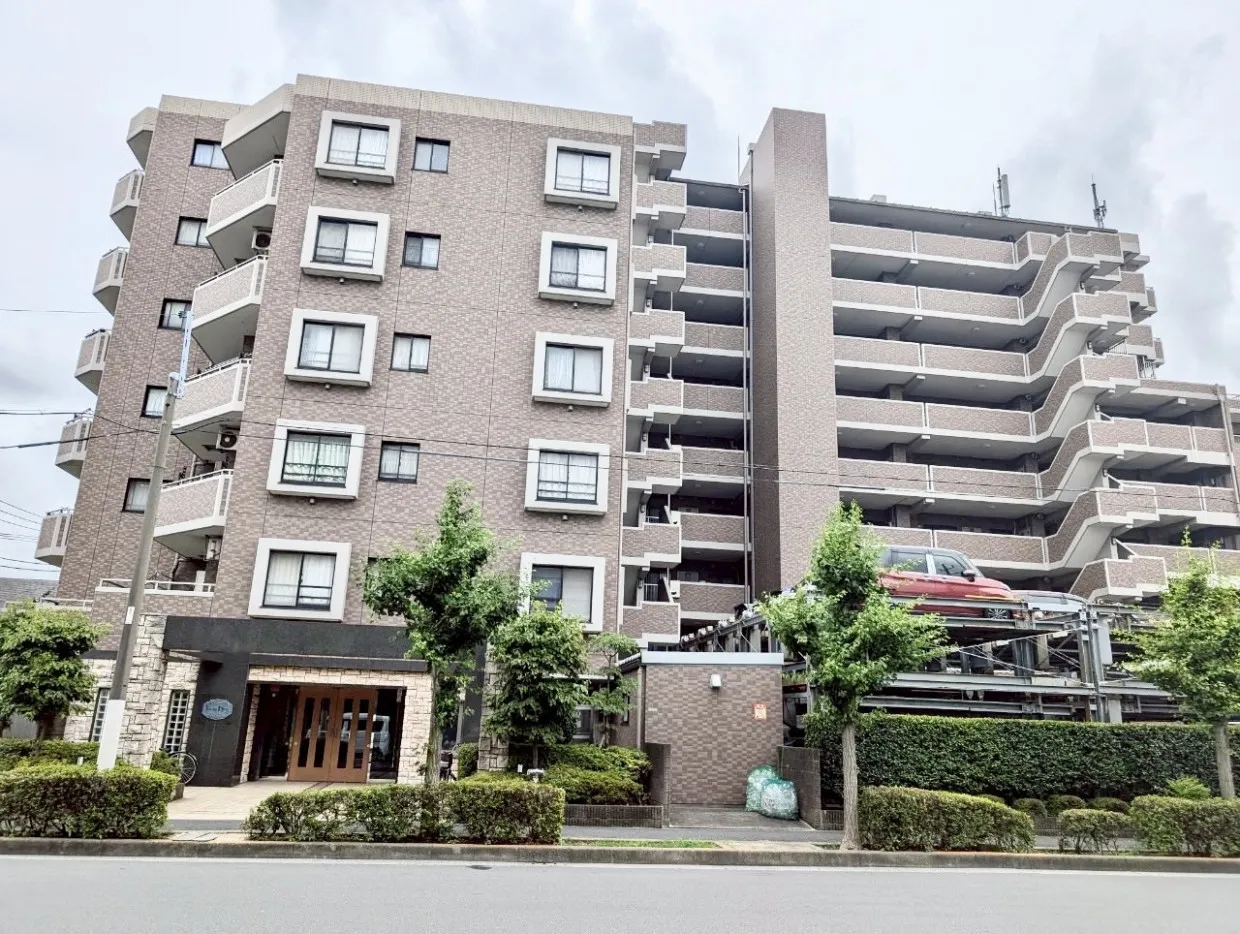 現地(2025年6月)撮影 外観も綺麗です。 植栽がある緑豊かなマンションです。 小学校、中学校まで徒歩5分圏内なのでファミリー層にも安心。