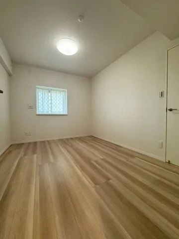 【洋室約７．０帖】主寝室に相応しい広さのあるお部屋です。