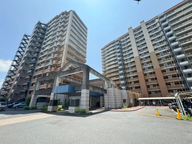 藤沢エリアの穏やかな住宅地に佇む大規模マンション。駐車場１００％完備につきお車生活にも安心です！