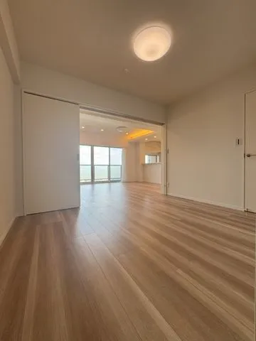 【洋室約６．０帖】リビングに隣接する居室。バルコニーの光が届く明るいお部屋です！