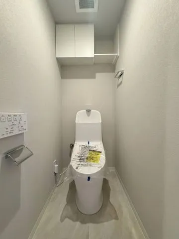 【トイレ】手洗い、温水洗浄便座付。毎日使う場所だからこそシンプルで、お掃除のしやすさを重視しました。