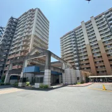 藤沢エリアの穏やかな住宅地に佇む大規模マンション。駐車場100%完備につきお車生活にも安心です!