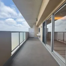 【バルコニー】陽当り、風通しの良い西向きのバルコニー。視界を遮る建物がないため開放感がございます。