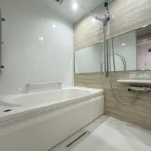 【浴室】広々としたバスタブで快適なバスタイムをお過ごし下さい。浴室乾燥機で雨の日や冬のお洗濯も安心!
