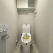 【トイレ】手洗い、温水洗浄便座付。毎日使う場所だからこそシンプルで、お掃除のしやすさを重視しました。