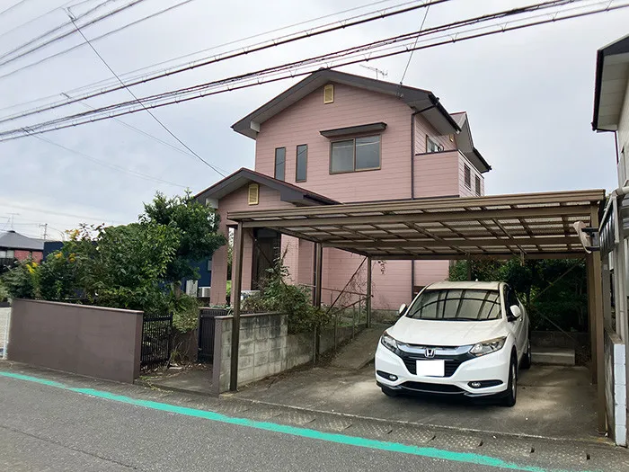 建物外観です。車は並列で2台駐車可能です。