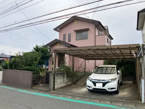 建物外観です。車は並列で2台駐車可能です。