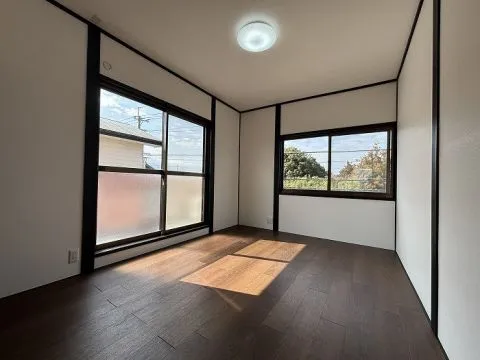 2階南側6帖洋室です。バルコニーにも出られます。