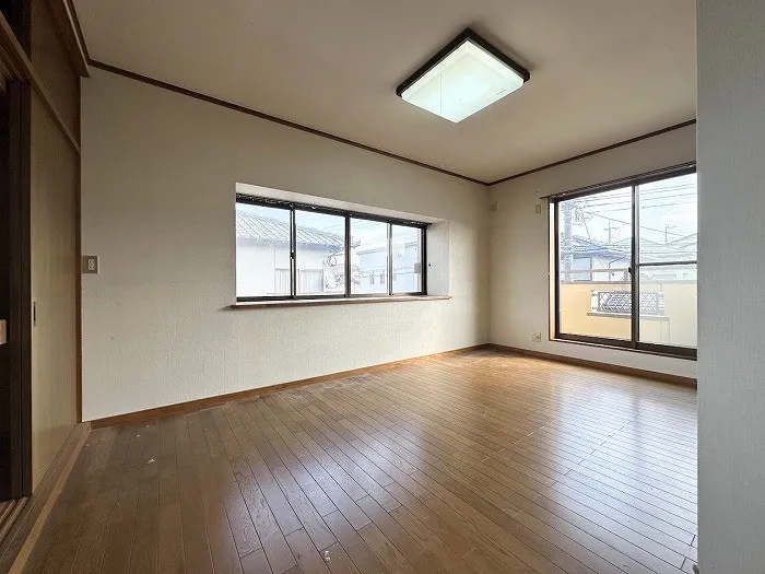 2階の約8.7帖の洋室です。2面採光で明るく広々としたお部屋なのでお子様のお部屋としてもおすすめです。