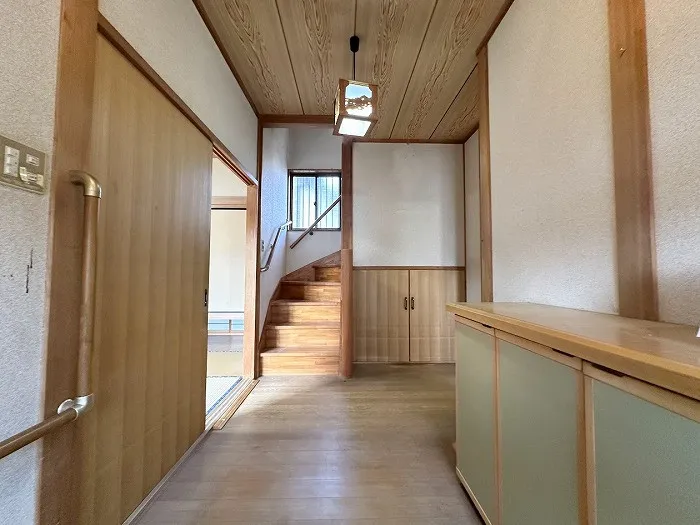 玄関を入ってすぐの廊下です。収納もあって季節ごとの荷物も収納できます。