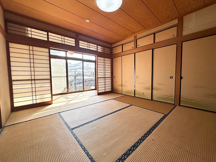 1階の約8帖の和室です。約3.1帖の板間があるのでお洗濯干しや趣味の作業スペースにも。