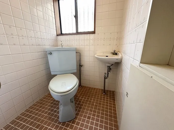 1階のトイレです。トイレは各階にございます。