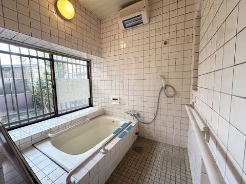 広々とした1坪のお風呂です。窓があるので換気もしやすいです。