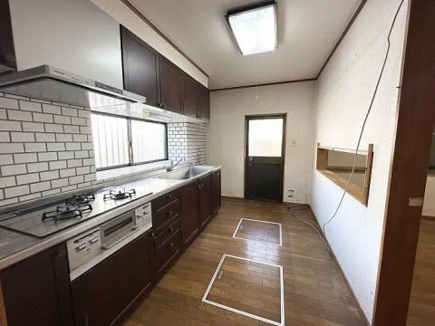 前面は南側道路に面しており陽当たりも良く、駐車もしやすいです。