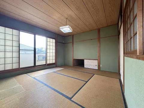 2階の約8帖の和室です。採光面も大きく、明るいやすらぎの空間です。