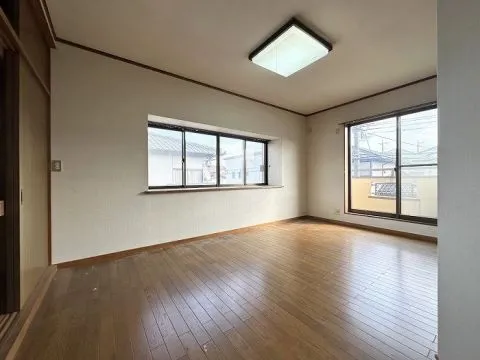 2階の約8.7帖の洋室です。2面採光で明るく広々としたお部屋なのでお子様のお部屋としてもおすすめです。