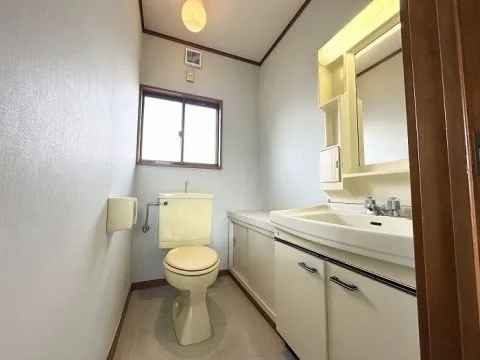 2階のトイレです。寝室を2階にしていても階段の上り下りが無く便利です。