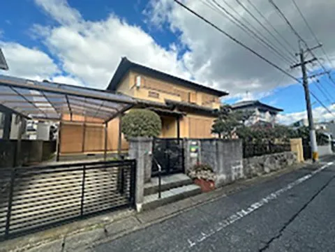 前面は南側道路に面しており陽当たりも良く、駐車もしやすいです。