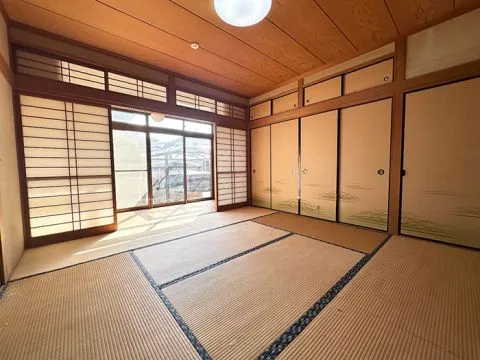 1階の約8帖の和室です。約3.1帖の板間があるのでお洗濯干しや趣味の作業スペースにも。