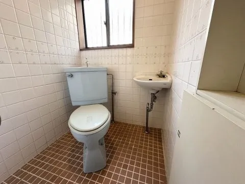 1階のトイレです。トイレは各階にございます。