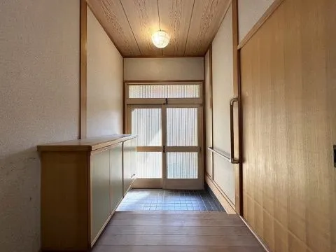 落ち着いた色合いの玄関です。
