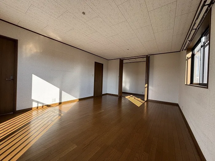 10帖の洋室です。WIC付の広々としたお部屋なので寝室としてもおすすめです。