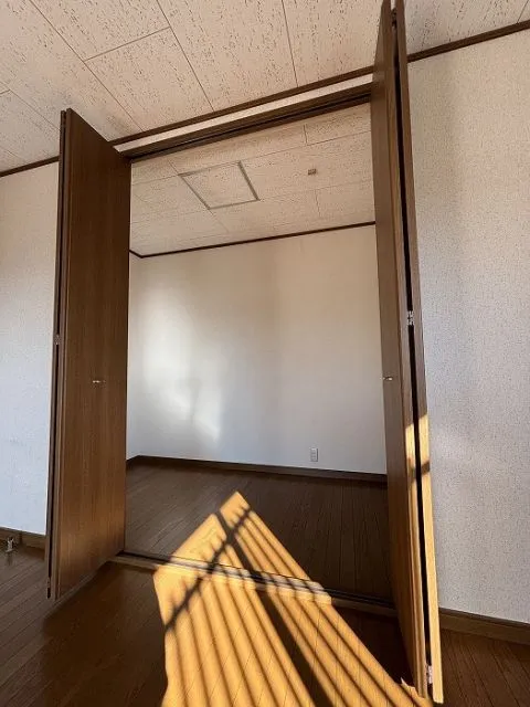 10帖洋室のWICです。お洋服やお布団などたっぷり収納できます。