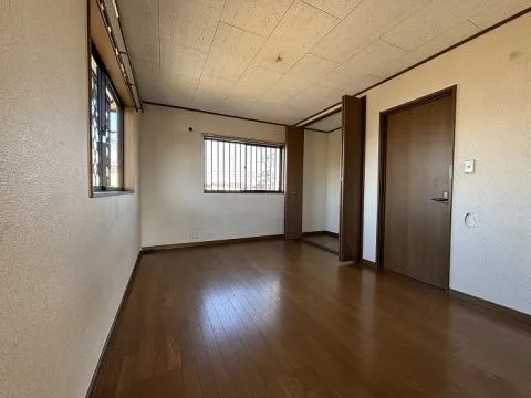 2階西側洋室6帖です。このお部屋には納戸が付いており、大きな荷物も収納できます。