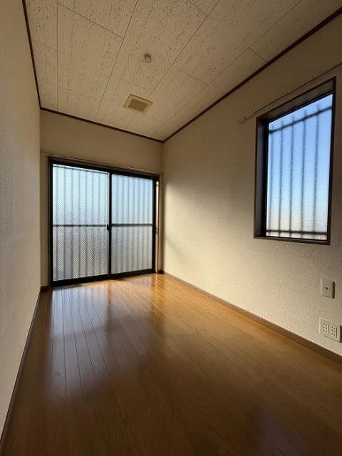 2階の納戸です。窓付きの明るい収納部屋なので大きな荷物の収納はもちろん書斎としても使用できそうです。