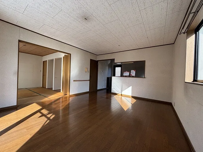 LDKは約14帖です。2面採光であたたかな光が入り快適にお過ごしいただけます。