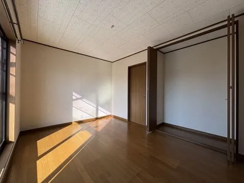 2階南側6帖の洋室です。ガラス戸で採光面も大きく明るい室内です。