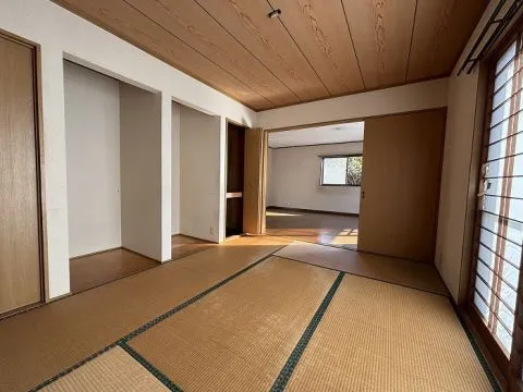1階の6帖和室です。玄関側からもLDK側からも出入りができます。