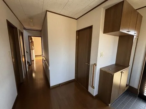 玄関と廊下です。1階和室の入り口もございます。