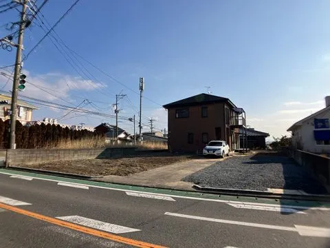 敷地が広く、駐車は車種によりますが6台可能です。