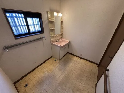 洗面室も広々としております。窓が付いておりますので換気がしやすいです。