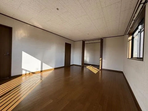 10帖の洋室です。WIC付の広々としたお部屋なので寝室としてもおすすめです。