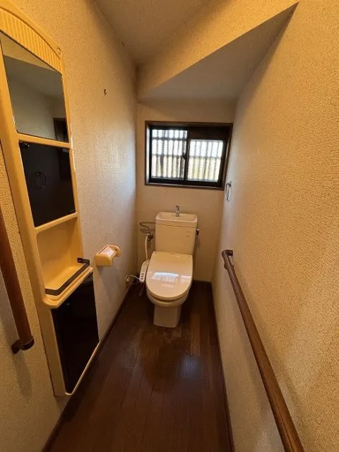 トイレにも窓が付いております。水回り交換等ご相談くださいませ。