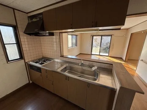 キッチンは対面式のキッチンでご家族と会話を楽しみながら家事をすることが出来ます。勝手口もついており、出入り可能です。