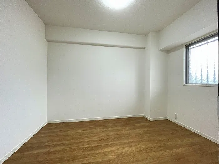 北側約4.8帖の洋室です。収納などもついていないシンプルなお部屋になっておりますのでご自身でお好みの家具などを配置でき、インテリアなど楽しむことが出来ます。