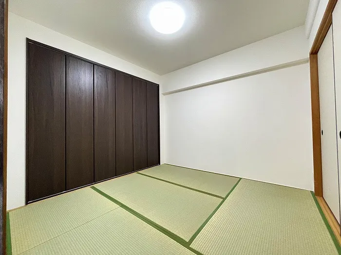 約4.5帖の和室です。小さなお子様を遊ばせるのも柔らかい畳なら安心です。