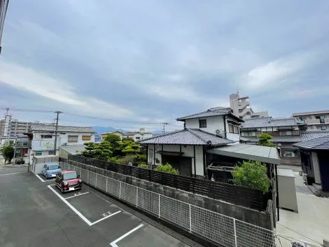 物件からの眺望です。2階のお部屋ですが、遮蔽物も少ないため圧迫感もなく開けた景色になっております。