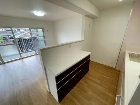 6階建ての2階部分のお部屋です。スーパーやコンビニなども近くにあり住環境が充実しております。