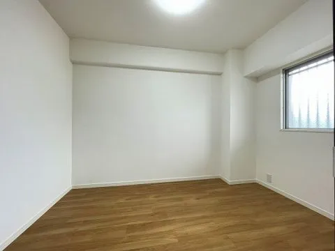 北側約4.8帖の洋室です。収納などもついていないシンプルなお部屋になっておりますのでご自身でお好みの家具などを配置でき、インテリアなど楽しむことが出来ます。