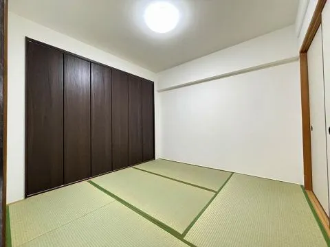 約4.5帖の和室です。小さなお子様を遊ばせるのも柔らかい畳なら安心です。