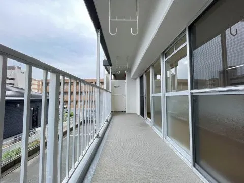 バルコニーです。晴れた日は洗濯物を干したり植物を育てたりいろいろなことができそうですね。