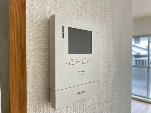 モニター付きインターホンも完備しているので来客時に顔が確認できて安心ですね。