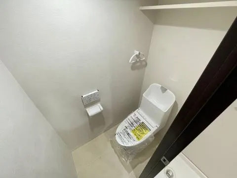 トイレは新品交換済みです。白を基調とした清潔感のあるトイレになっております。